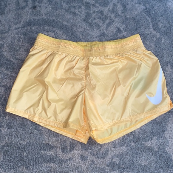 Nike Swoosh Run Women’s Running Shorts, NWT Size Medium - Picture 2 of 7